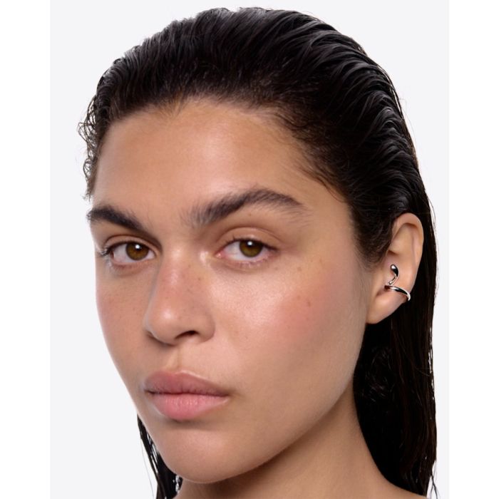 Ear Cuff Coil Whirl Maria Black en argent recyclé. Porté oreille droite.