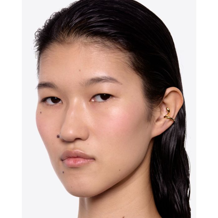 Ear Cuff Coil Whirl Maria Black en argent recyclé plaqué or. Porté de face oreille gauche.