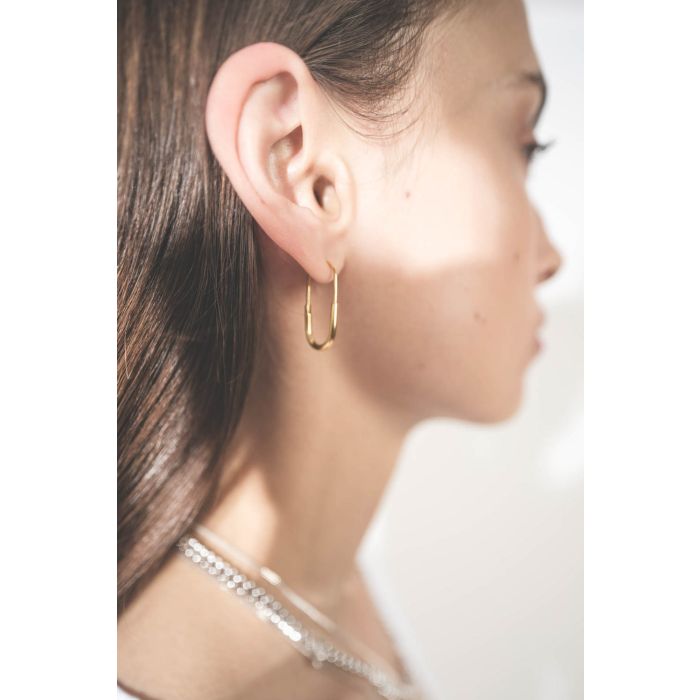 Boucle d'oreille plaqué or Maria Black. Porté seule. 