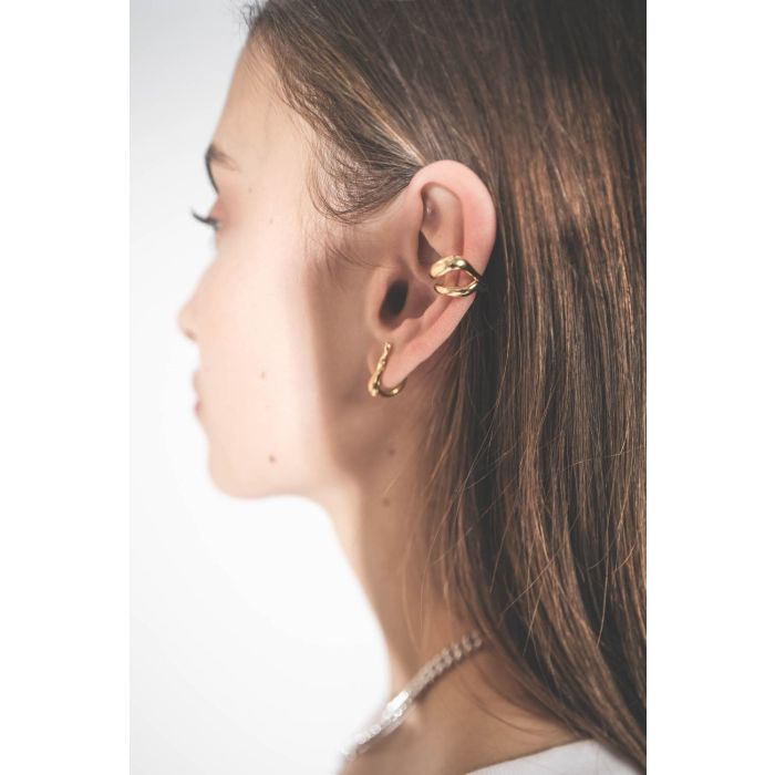 Boucle d'oreille créole plaqué or Warschauer Maria Black. Portée avec un Ear-cuff River en plaqué or Maria Black.