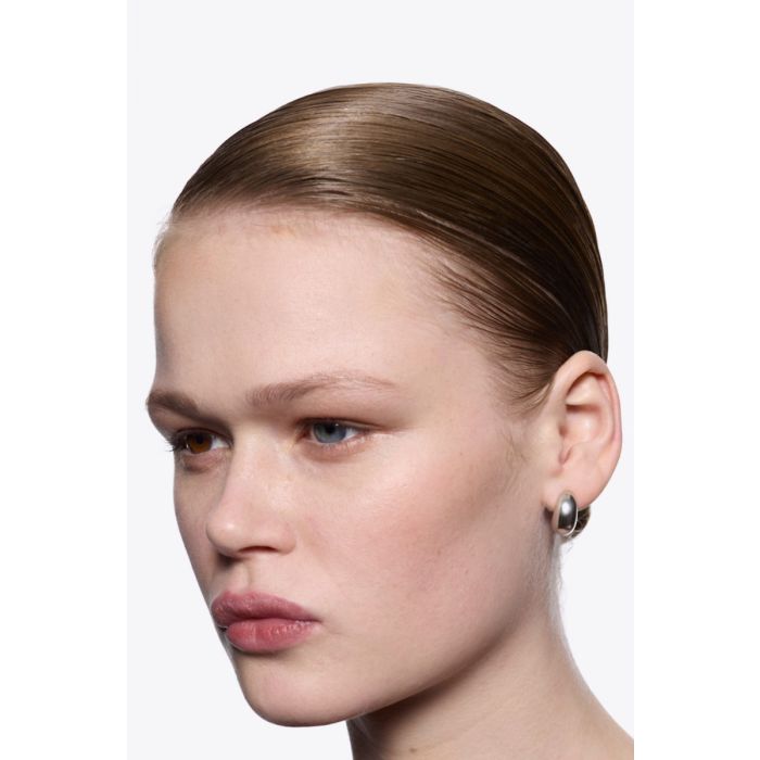 Boucles d'oreilles Tryvann Pillow Maria Black en argent recyclé. Vendues par paire. Portées de profil.