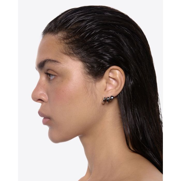 Boucles d'oreilles Coil Crawler Maria Black en argent recyclé. Portées de profil.