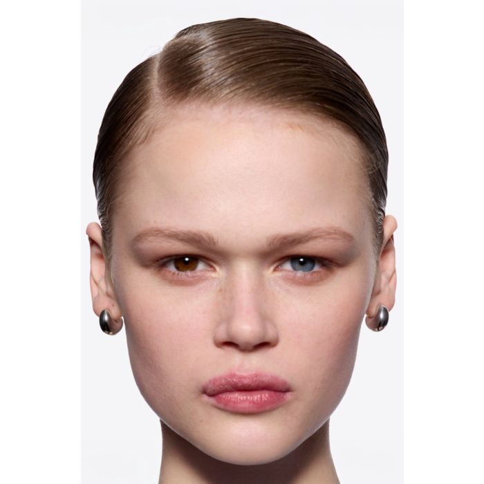 Boucles d'oreilles Tryvann Pillow Maria Black en argent recyclé. Vendues par paire.  Portées de face.