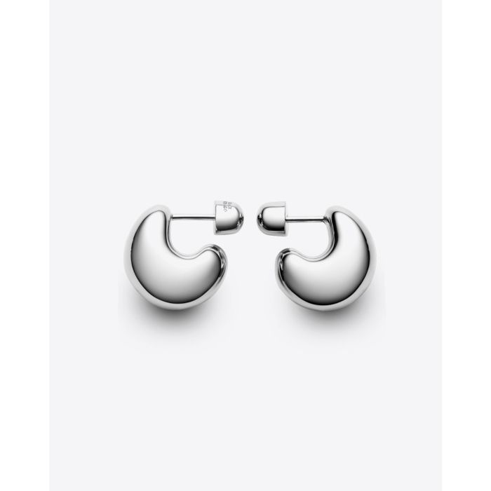 Boucles d'oreilles Tryvann Pillow Maria Black en argent recyclé. Vendues par paire.  Vue de profil.