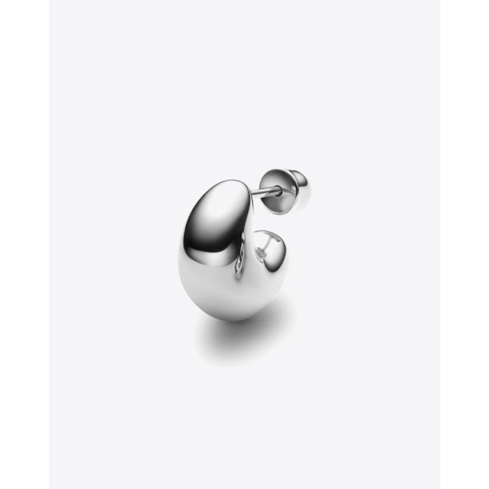 Boucles d'oreilles Tryvann Pillow Maria Black en argent recyclé. Vendues par paire.  Détail d'une boucle d'oreille.