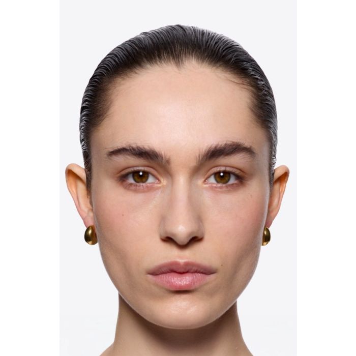 Boucles d'oreilles Tryvann Pillow Maria Black en argent plaqué or. Vendues par paire. Portées de face.