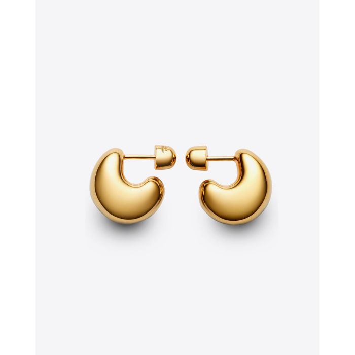 Boucles d'oreilles Tryvann Pillow Maria Black en argent plaqué or. Vendues par paire. Vue de profil.