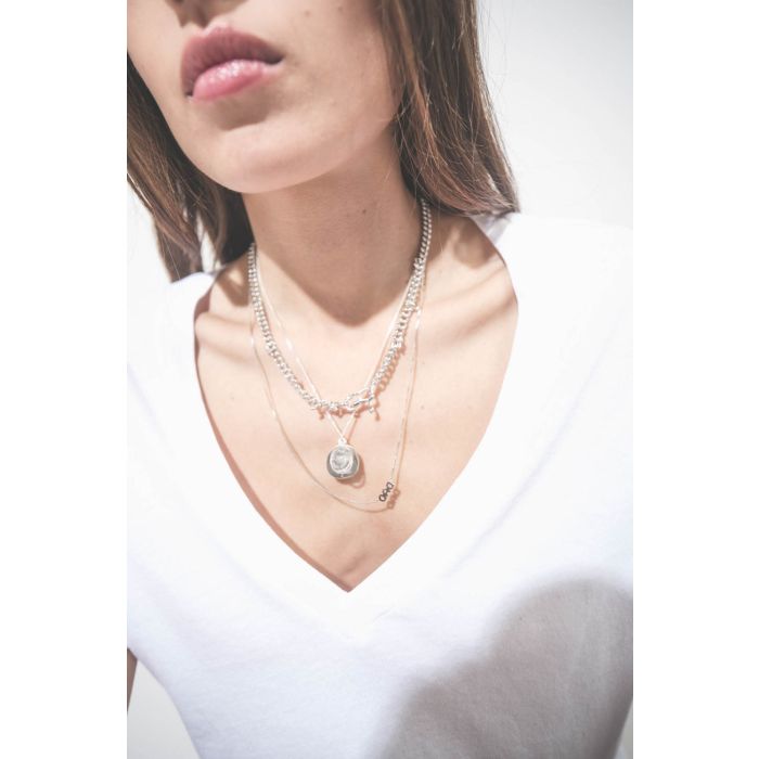 Collier chaine en argent Berline Maria Black. Porté avec un tee-shirt col V blanc en accumulation avec un collier long Dad Maria Black et un collier L'amour en argent Pascale Monvoisin.