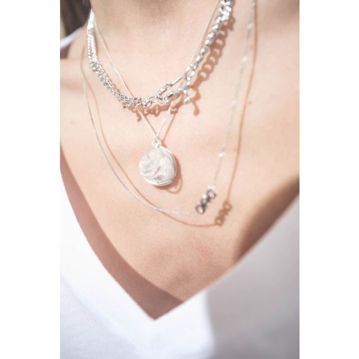 Collier long chaine avec lettre Dad en argent Maria Black. Porté en accumulation avec un collier chaine Berline en argent et un collier chaine et médailles L'amour en argent Pascale Monvoisin.