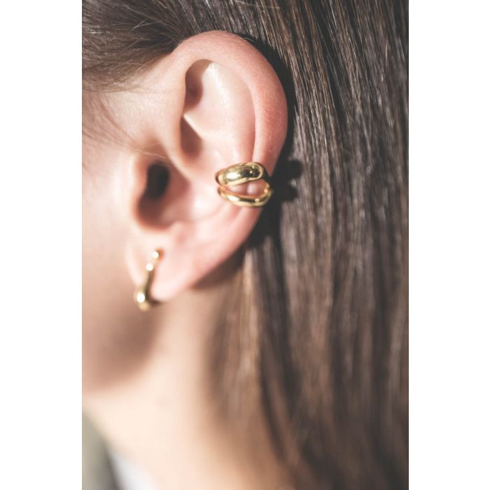 Ear cuff plaqué or River Maria Black. Porté.