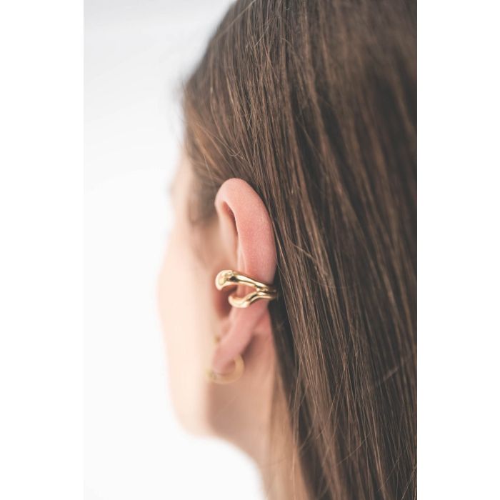 Ear cuff plaqué or River Maria Black. Porté de dos.
