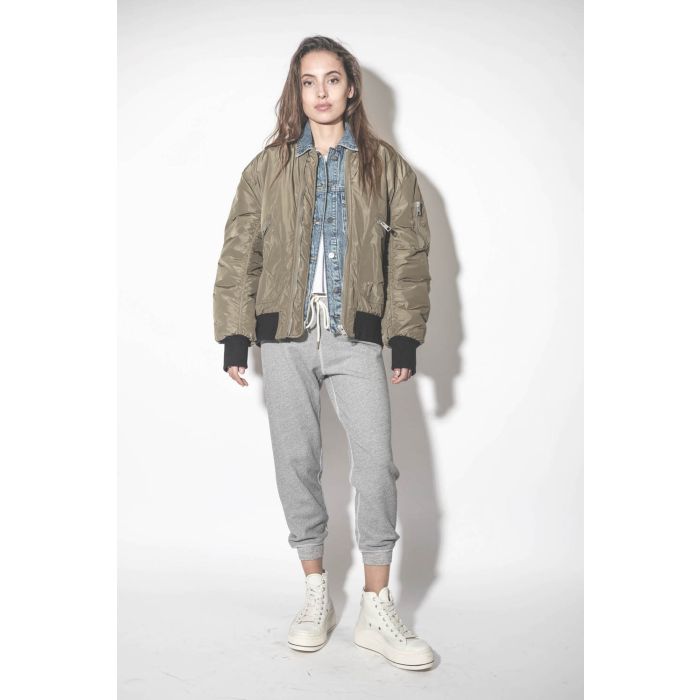 Blouson Bomber aviateur kaki Mikuta. Porté sur un blouson en jean bleu ciel.