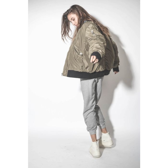 Blouson Bomber aviateur kaki Mikuta. Porté avec un pantalon de jogging gris chiné.