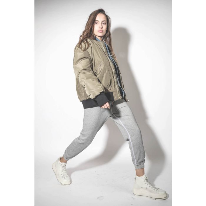 Blouson Bomber aviateur kaki Mikuta. Porté de profil.