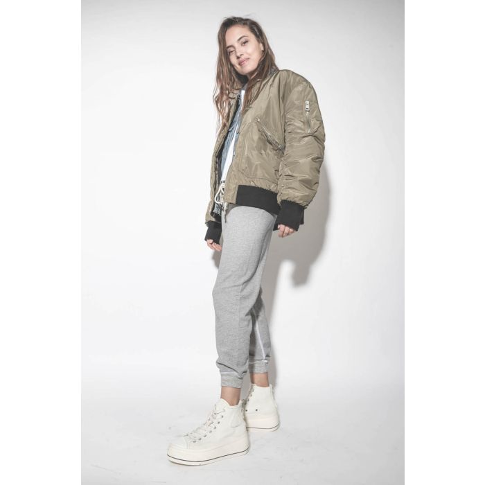 Blouson Bomber aviateur kaki Mikuta. Porté de profil. Détail de la poche zippée sur la manche.