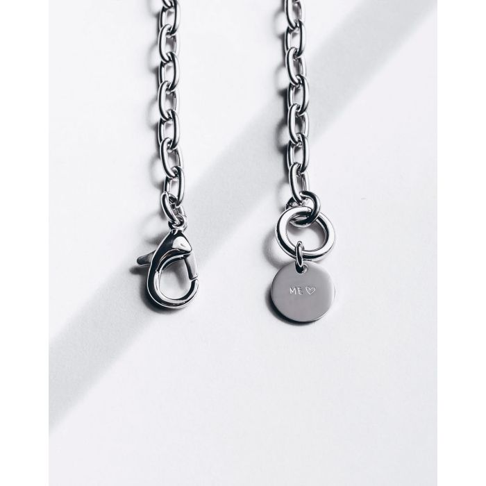 Collier ras du cou chaine avec médaille gravée Me en argent Mikuta. Face Détail du fermoir.