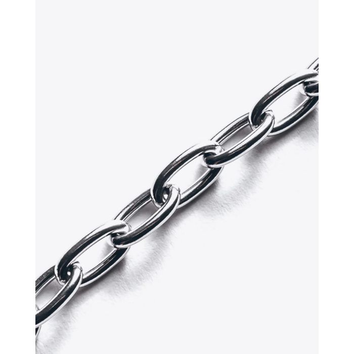 Collier ras du cou chaine avec médaille gravée Me en argent Mikuta. Détail de la chaine en argent.