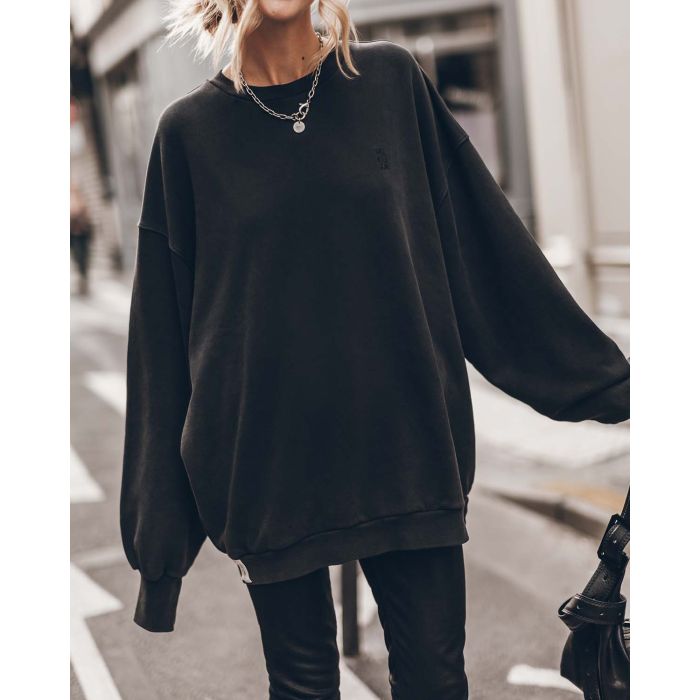 Collier chaine fermeture mousqueton avec petite médaille gravée Me en argent Mikuta. Porté sur un sweat-shirt oversize noir.