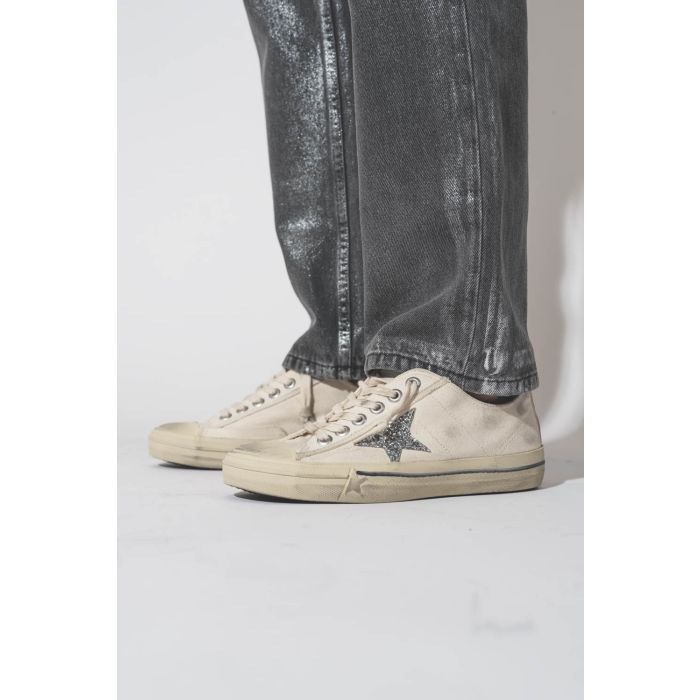 Jean droit en toile de coton enduit argent Mikuta. Détail de la matière et du bas de jambe.