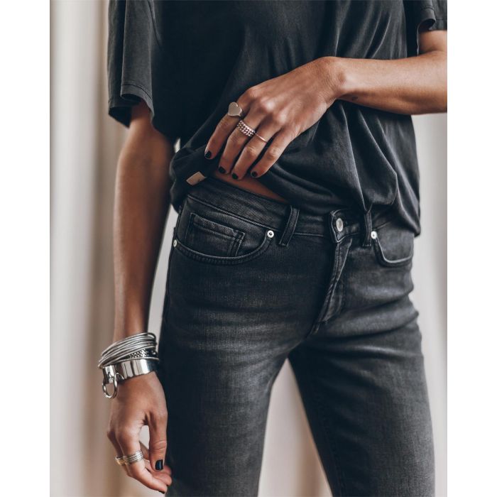 Jean skinny Mikuta en denom gris. Vue face détails. 