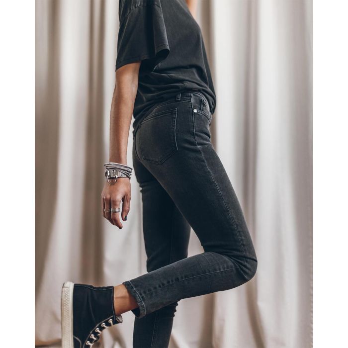 Jean skinny Mikuta en denom gris. Vue profil.