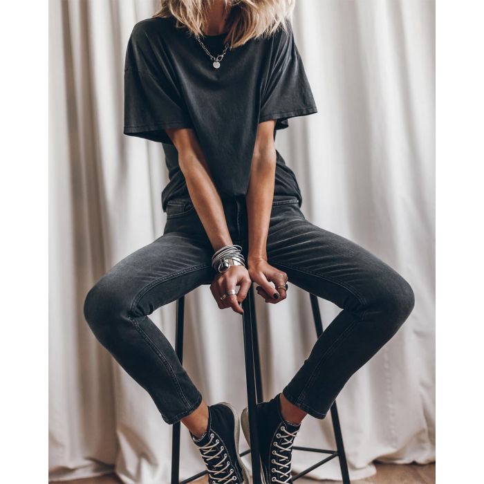 Jean skinny Mikuta en denom gris. 