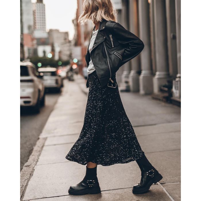 Jupe midi évasée à paillettes noires Mikuta. Porté avec un Perfecto en cuir noir.