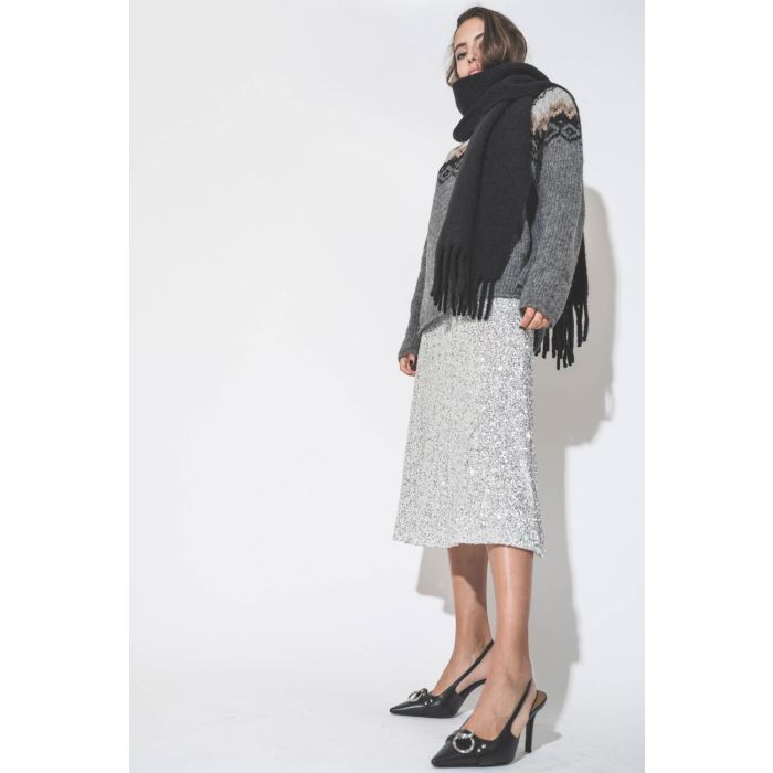 Jupe midi à paillettes argentés Mikuta. Porté avec un pull et une écharpe en alpaga.