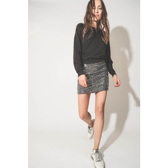 Muni-jupe à sequins argent Mikuta. Porté avec un sweat-shirt noir.