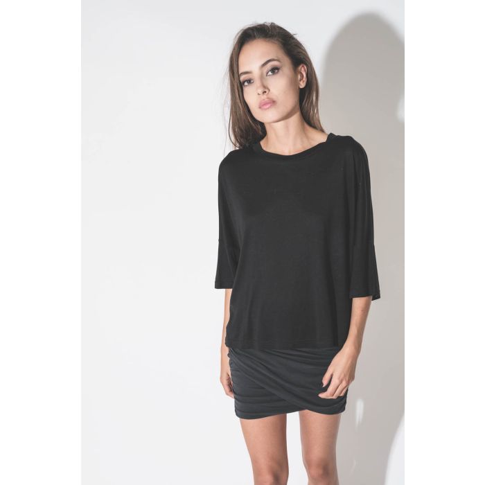 Tee-shirt manches courtes en lyocell noir Mikuta. Porté avec une mini-jupe drapée.