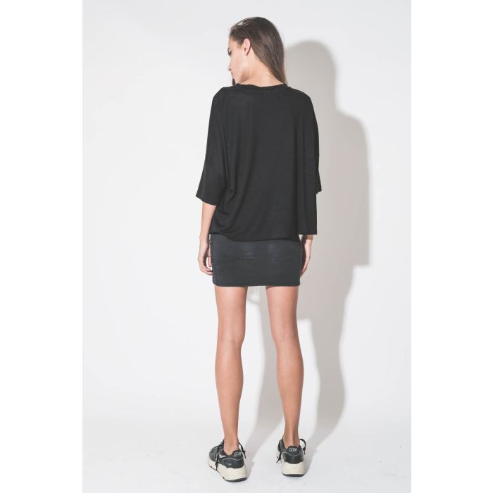 Tee-shirt manches courtes en lyocell noir Mikuta. Porté de dos.