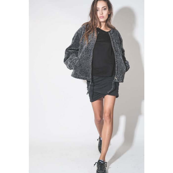 Tee-shirt manches courtes en lyocell noir Mikuta. Porté avec un blouson bomber en velours damassé gris et noir.