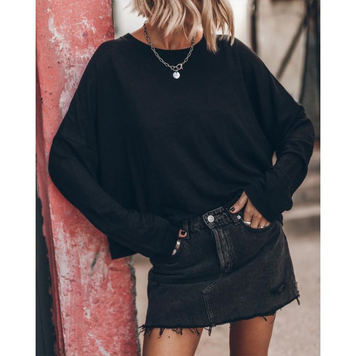 Tee-shirt Oversized Mikuta en lin noir. Vue face porté avec une jupe en denim noir. 