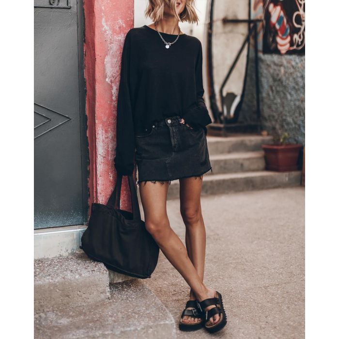 Tee-shirt Oversized Mikuta en lin noir. Vue face porté avec une jupe en denim noir. 