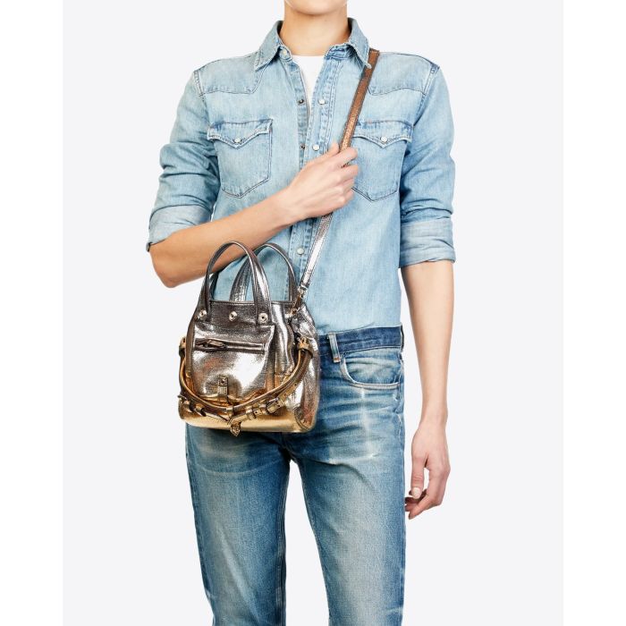 Mini-sac forme cabas Billy Nano en cuir de chèvre lamé dégradé or Jérôme Dreyfuss. Porté Crossover.