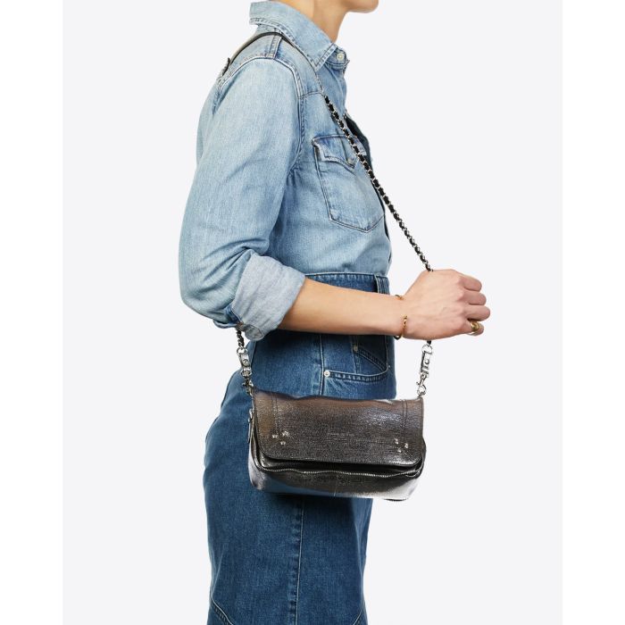 Mini sac Bobi S Jérôme Dreyfuss en cuir de chèvre lamé dégradé noir. Porté épaule.