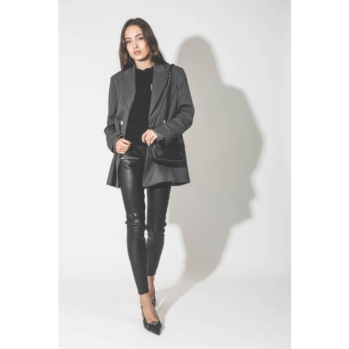 Mini-sac en cuir d'agneau finition argent Bobi S Jérôme Dreyfuss. Porté avec un blazer gris.