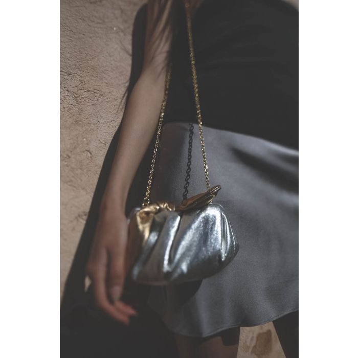 Mini sac bandoulière chaine doré en cuir lamé argent noeud lamé doré Rory William Docherty. Détail Noeud. 