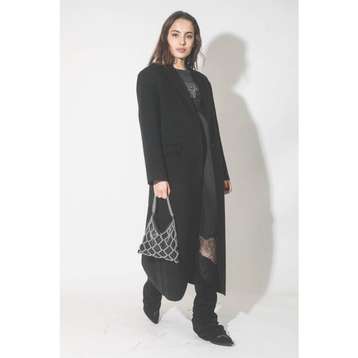Mini-sac en cuir noir avec chaine Gaia Anine Bing. Porté avec un manteau long noir.