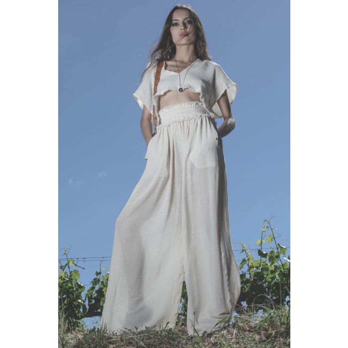 Pantalon large en voile de coton écru Hix Caravana. Porté avec un top assorti. 