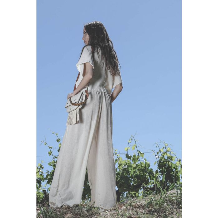 Pantalon large en voile de coton écru Hix Caravana. Porté dos. 