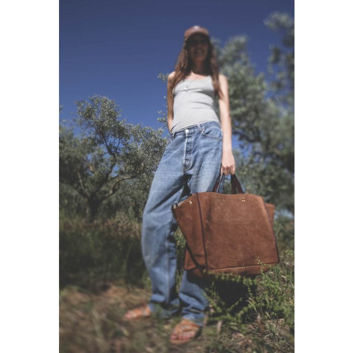 Cabas en cuir Léon L Jérôme Dreyfuss Split Suede Tabac. Porté profil.