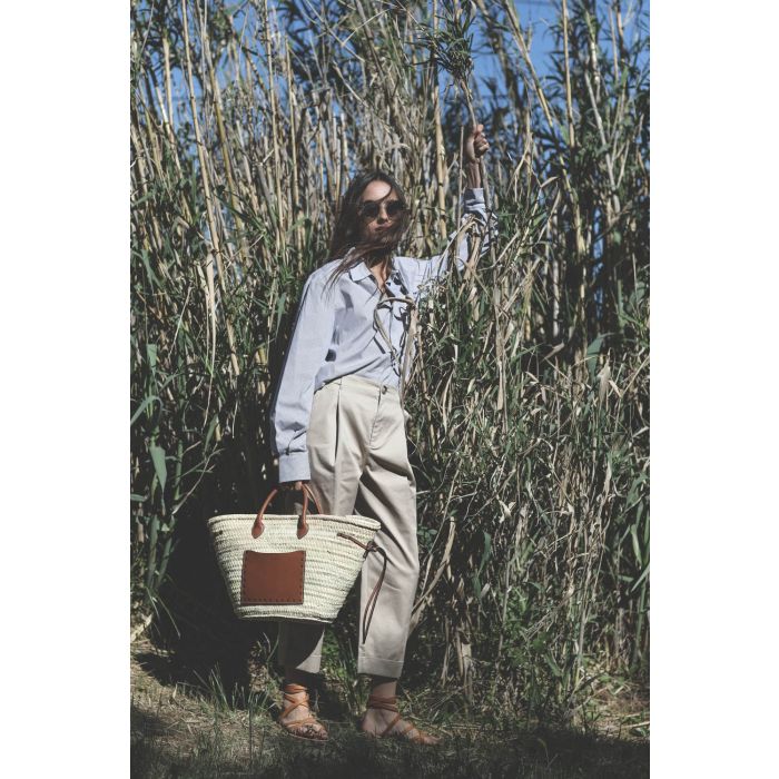 Cabas en osier et cuir naturel cognac Cadix Isabel Marant. Porté avec des sandales en cuir naturel. 