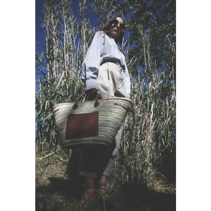 Panier en osier et cuir naturel cognac Cadix Isabel Marant. Porté main.