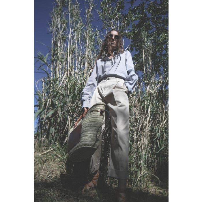 Cabas en osier et cuir naturel cognac Cadix Isabel Marant. Porté profil.  
