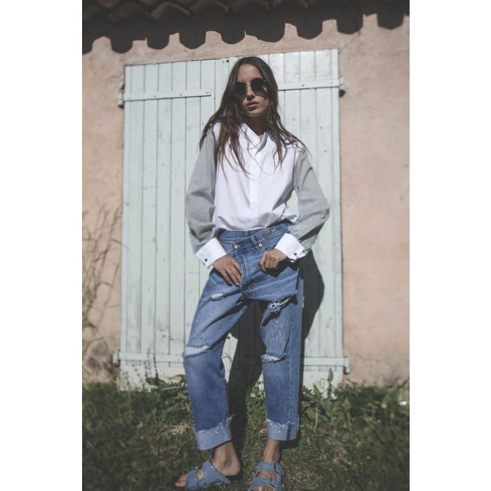 Sandales cloutées en jean bleu ciel Lennyo Isabel Marant. Porté face.
