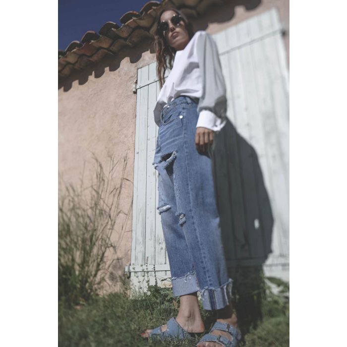 Sandales cloutées en jean bleu ciel Lennyo Isabel Marant. Porté profil.