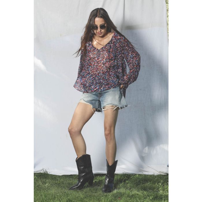 Boots santiags en cuir noir Luliette Isabel Marant. Porté avec un short en jean.