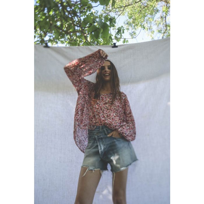 Blouse en viscose imprimée fleurs rose Daytonea Isabel Marant Etoile. Porté avec un short en jean crossover. 