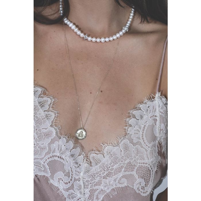 Collier court en perle émeraudes et diamants Chelsea N°2 Pascale Monvoisin. Porté avec un collier long médaille.